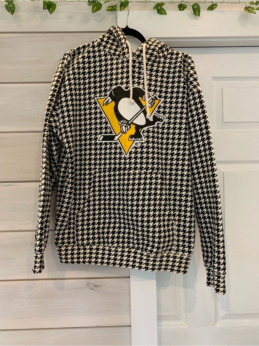 Rinky Apparel Pittsburgh Penguins black white houndstooth hoodie L/XL nearly new